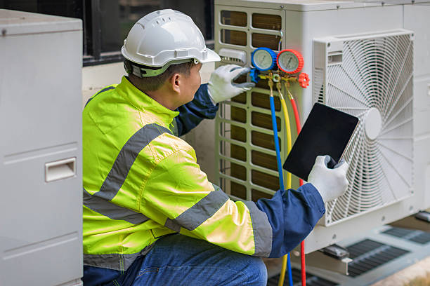 Professional Hvac technician working in Roanoke, IL